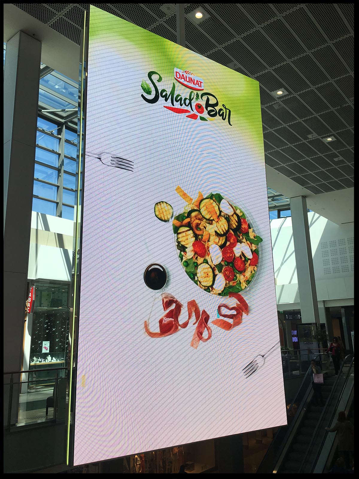 affichage digital du spot Daunat salad bar realise pas la societe de production Arimedias