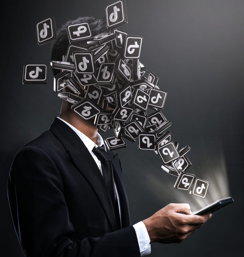 Un homme reçoit des TikTok dans la figure. TikTok est une application visuelle, elle a du succès. C'est une bonne application pour publier sa vidéo de marque en 2020. 