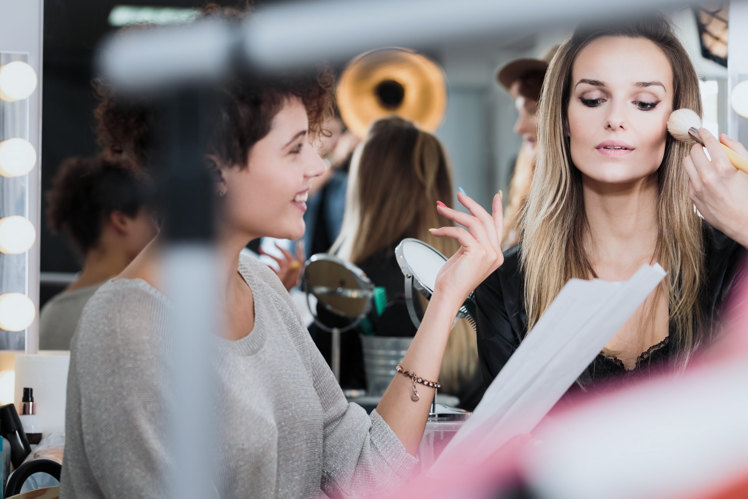 Les rôles sur un plateau de tournage - HMC habillage maquillage coiffure