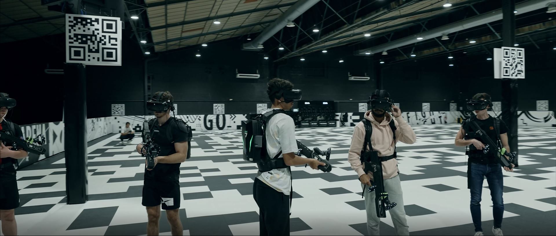 Groupe d'individus équipé d'un casque de Réalité virtuelle prêt à joue dans une salle EVA