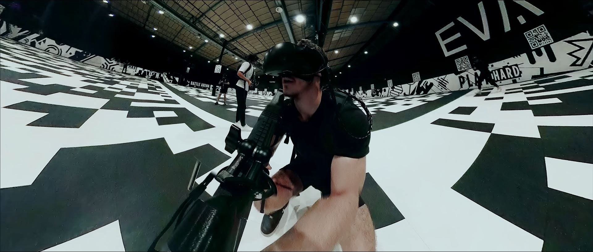 Joueur qui joue dans un salle EVA avec une caméra 360