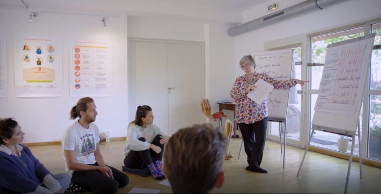 Femme présentant un tableau pendant une séance de coaching