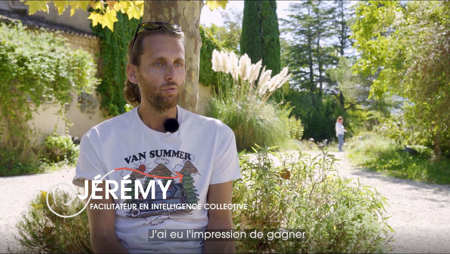 Interview d'un collaborateur sous un arbre