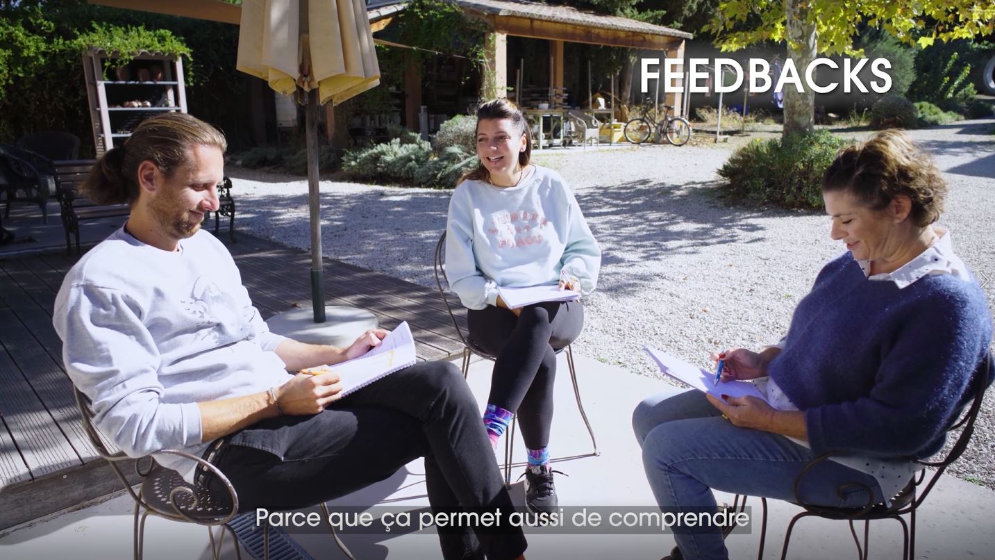 Des collaborateurs discutent entre eux sur une terrasse