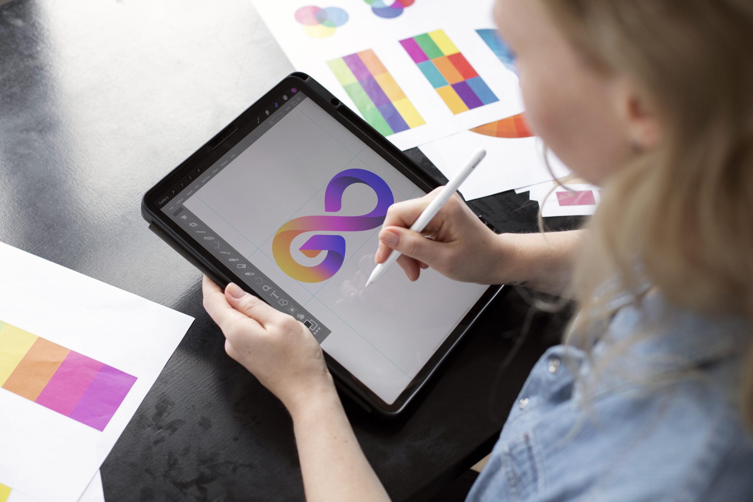 Femme qui crée un logo