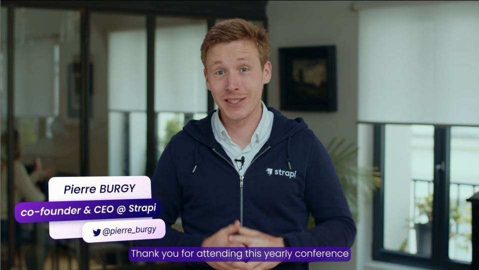 Main tendu qui reçoit une clé d'une autre main