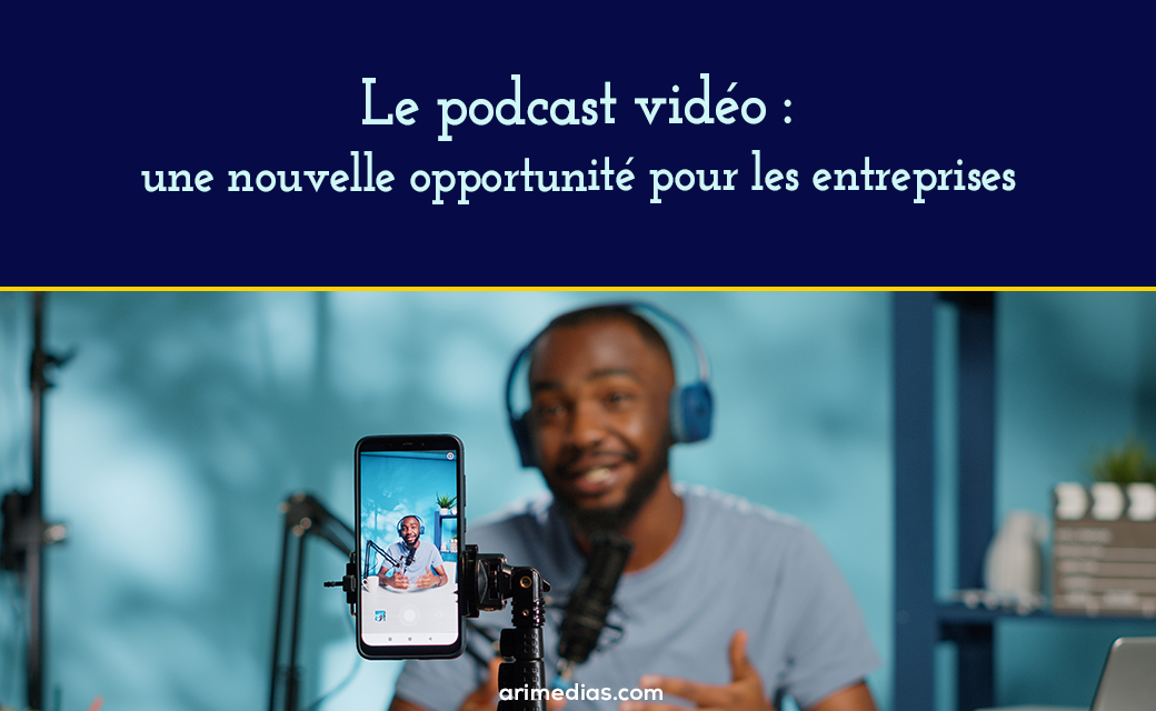 Visuel de l'article avec un homme qui fait une podcast
